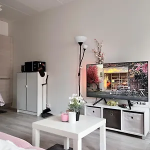 Lovely Next To The Metro Station And Shopping Malls - 16mins To Center, Convenient, Peaceful Appartement